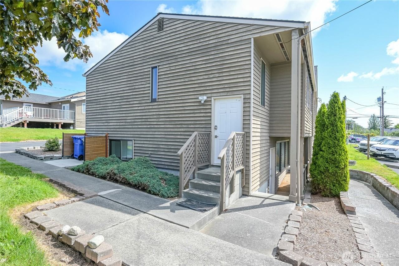 1121 Southeast Dock Street - Photo 5 of 29