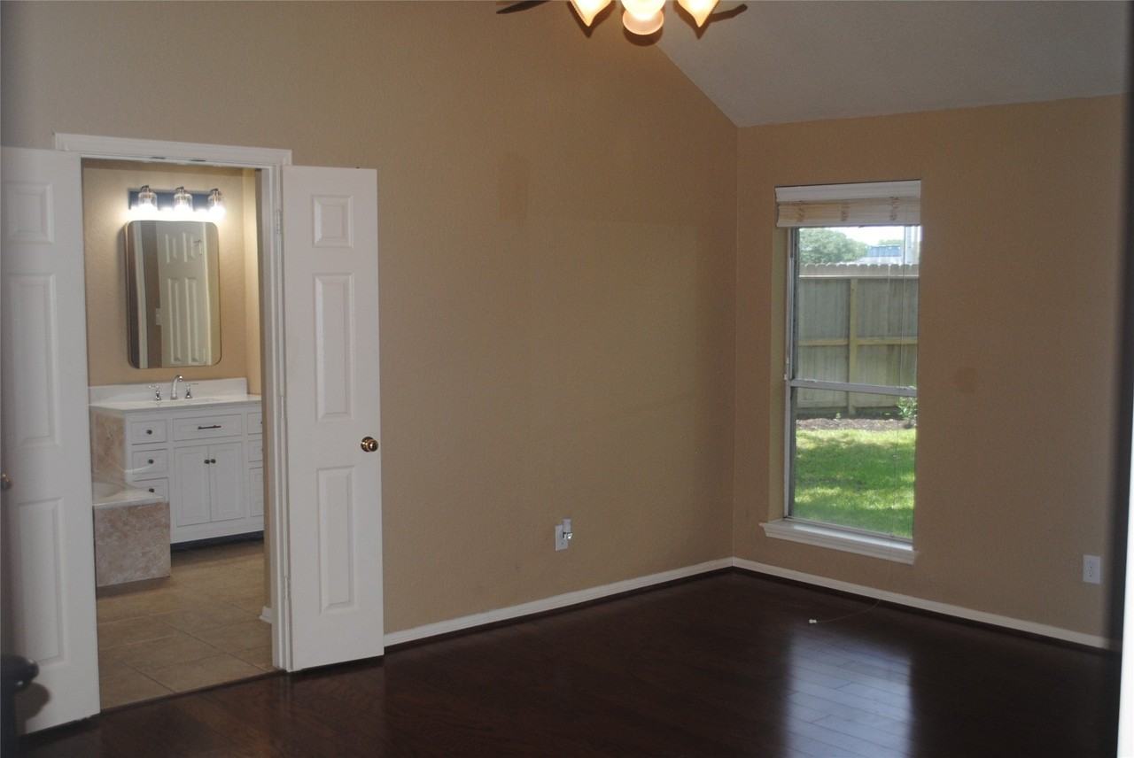 4606 Russett Lane Lane - Photo 4 of 21