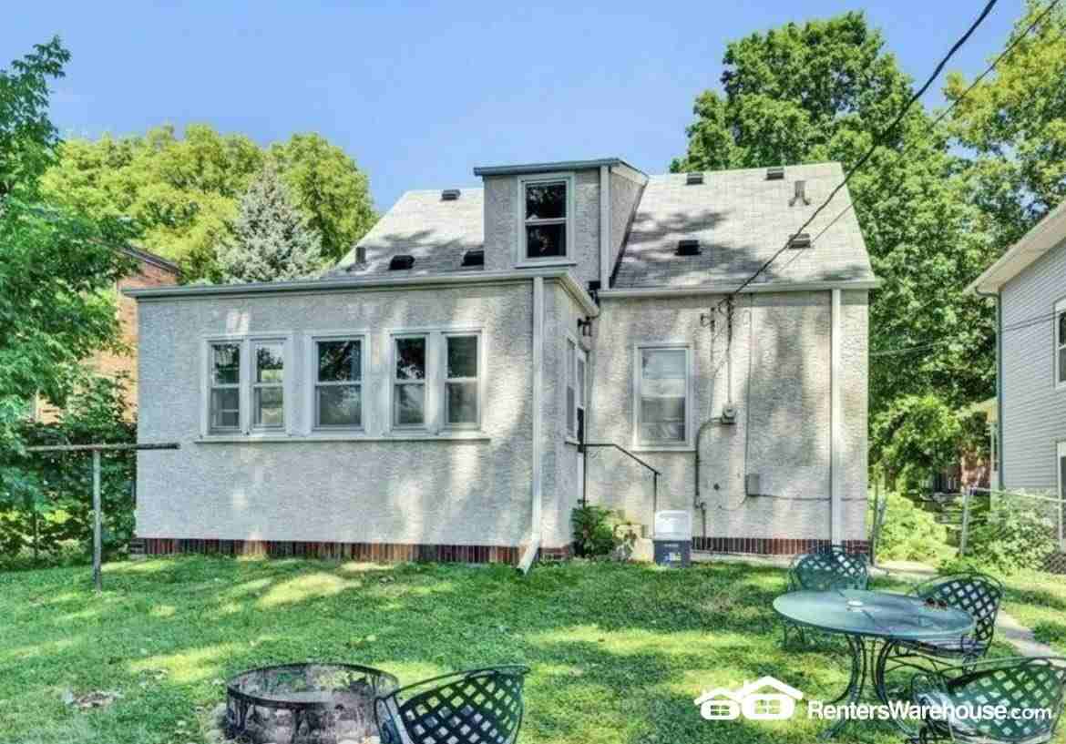 2036 Iglehart Ave - Photo 6 of 10