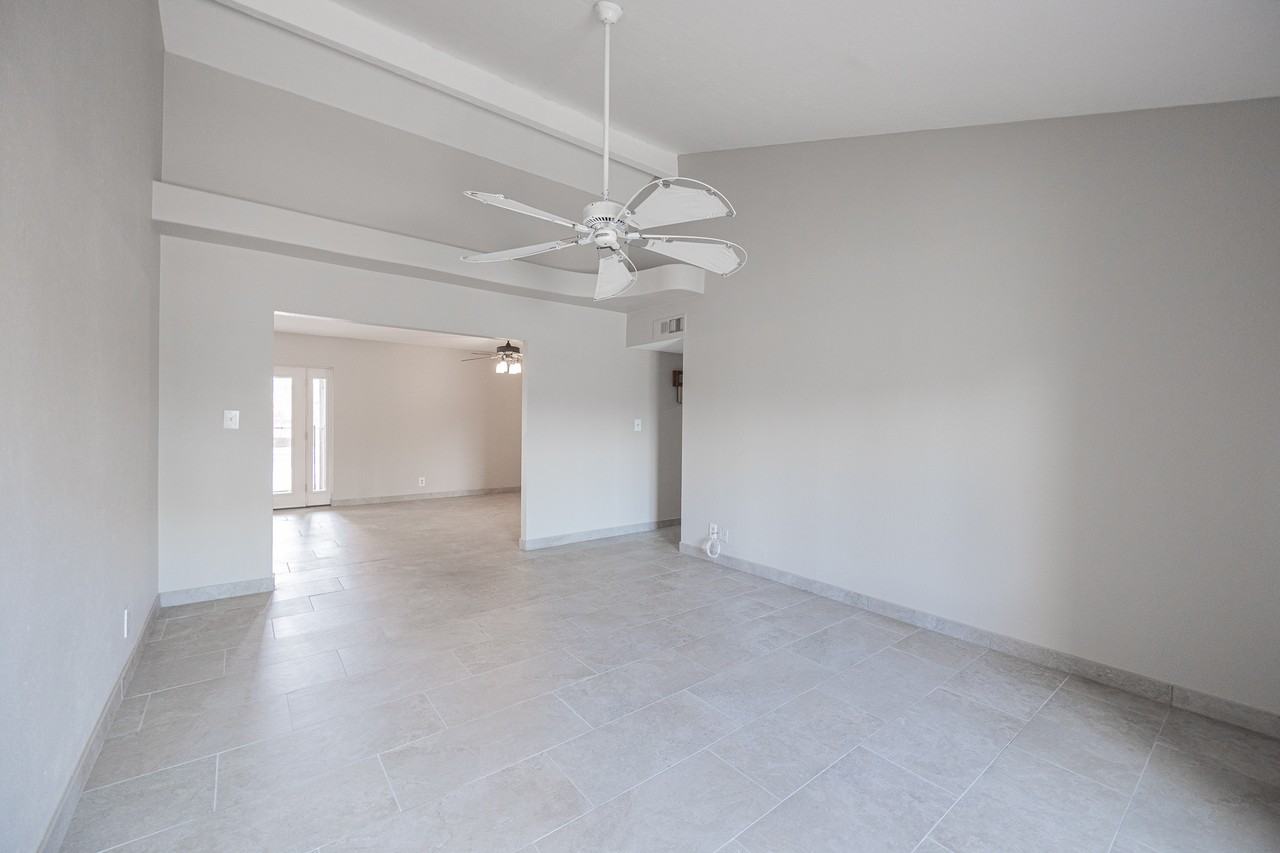 542 W Pampa Ave - Photo 5 of 25