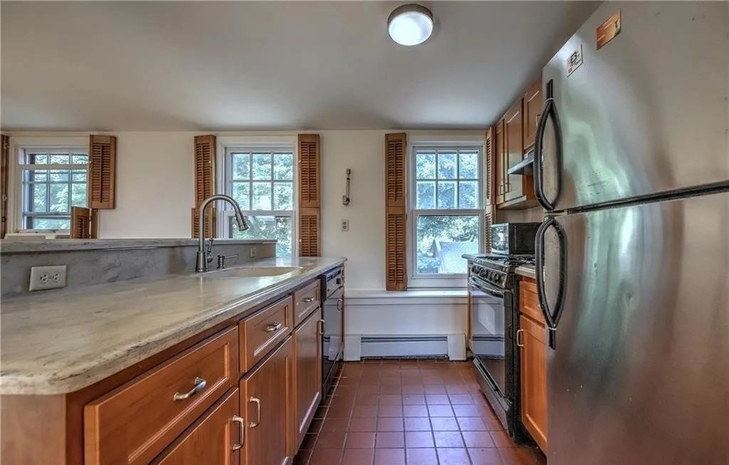 492 Whitney Ave - Photo 2 of 7