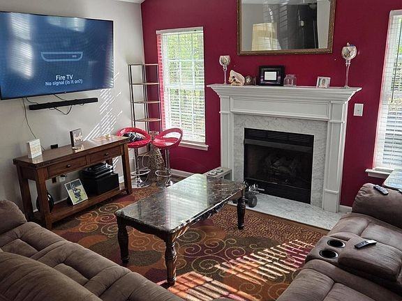 2122 Sterling Creek Ln - Photo 2 of 5