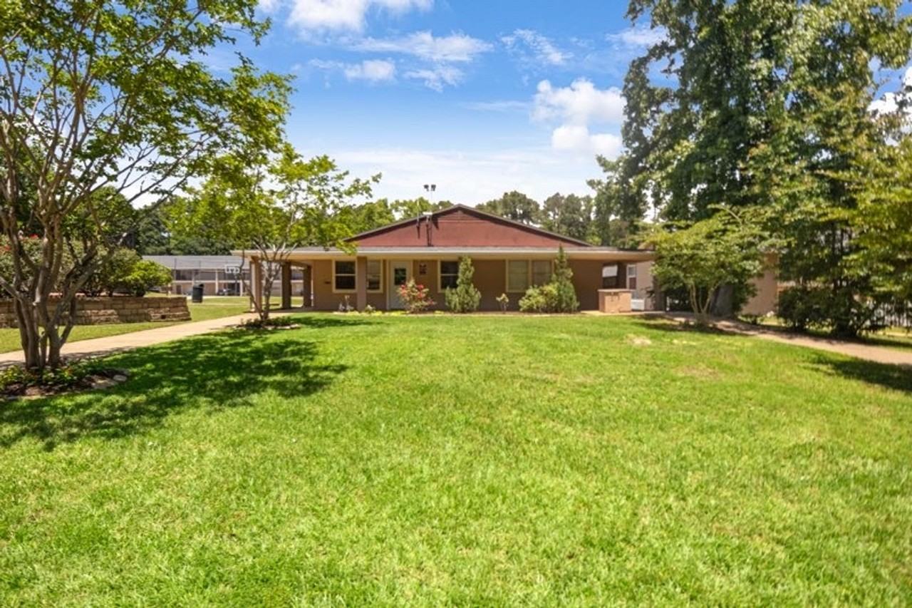 Welcome to Oxford Pointe Apartments – Comfortable Living with a Country Charm in Tyler, TX - Photo 2 of 5