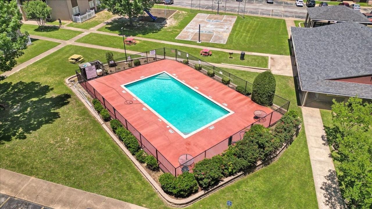 Welcome to Oxford Pointe Apartments – Comfortable Living with a Country Charm in Tyler, TX - Photo 4 of 5