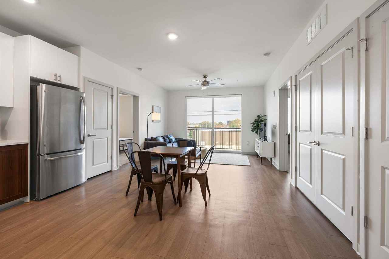 633 East Main Street - Photo 3 of 31