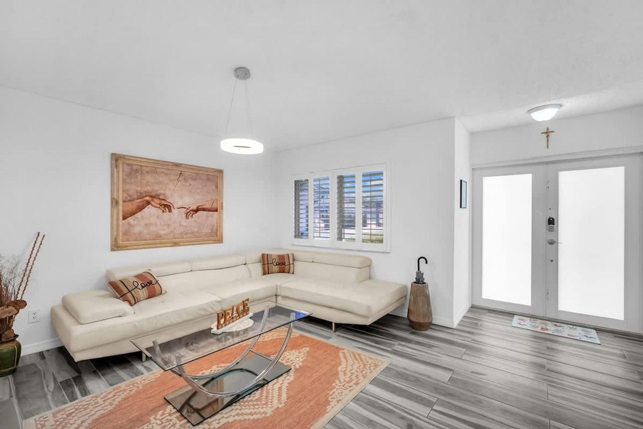 909 Nw 135th Ct #1232025P - Photo 2 of 32