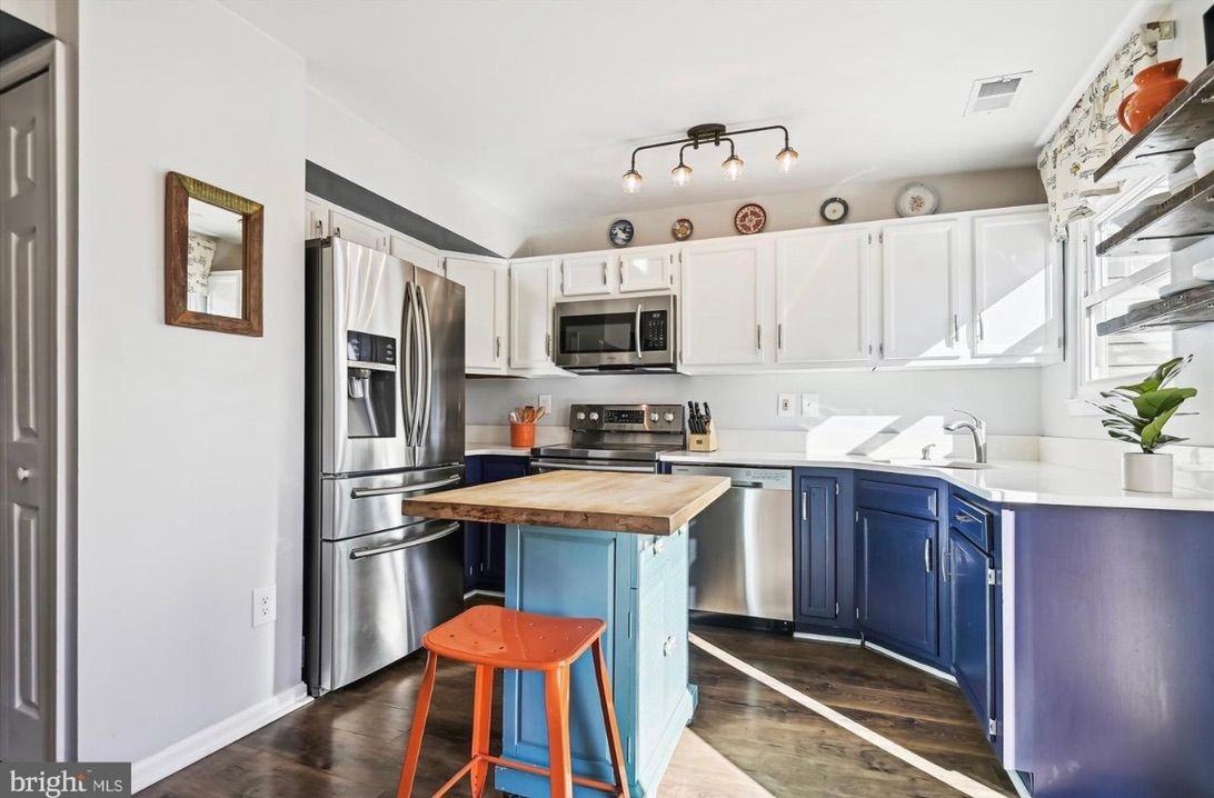 933 Oakmoor Dr - Photo 2 of 28