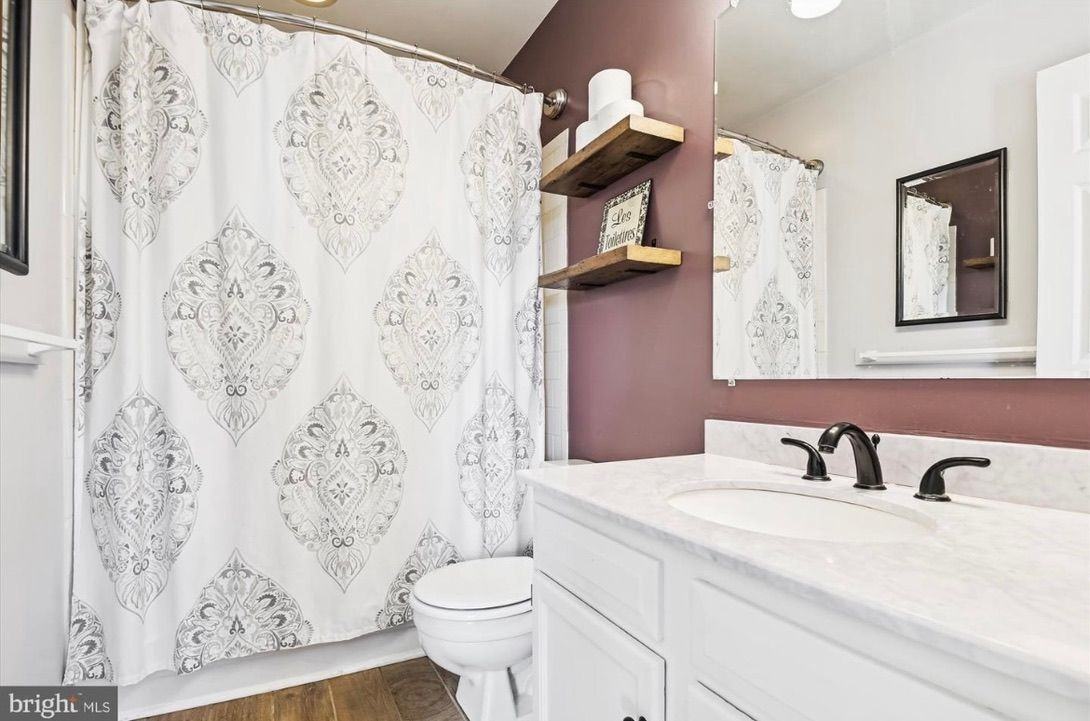 933 Oakmoor Dr - Photo 4 of 28