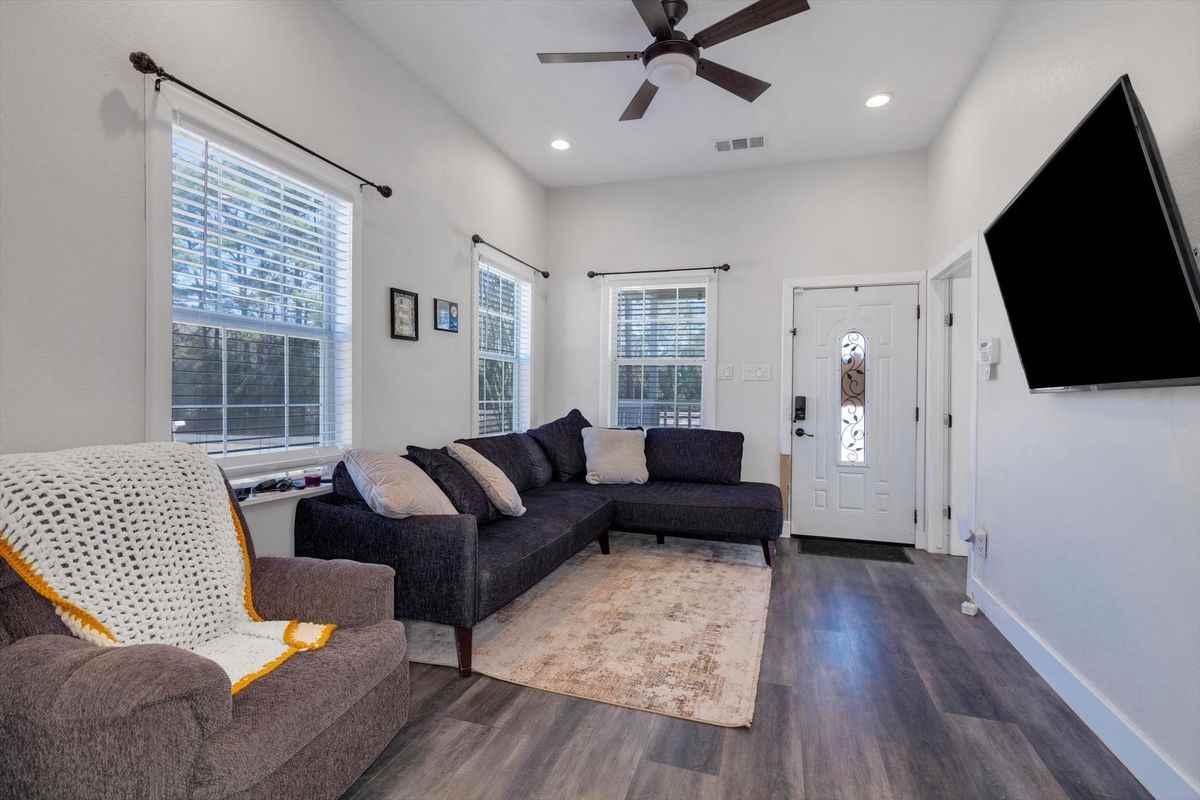 610 S Railroad Ave - Photo 3 of 12