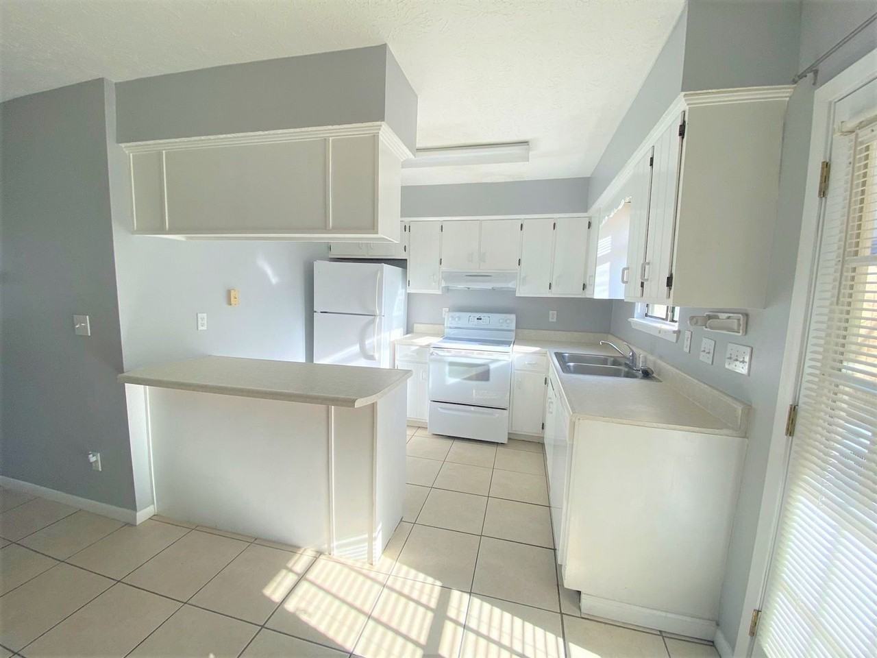 409 Venetian Way - Photo 3 of 12