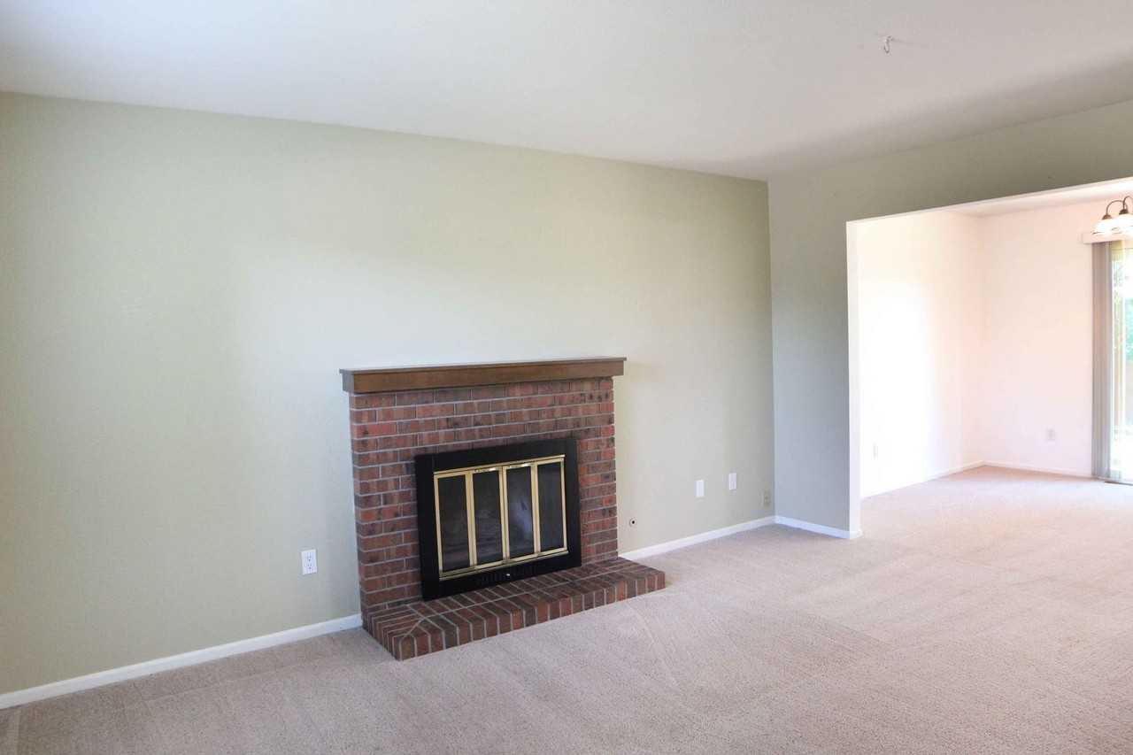 718 Mansfield Dr - Photo 3 of 16