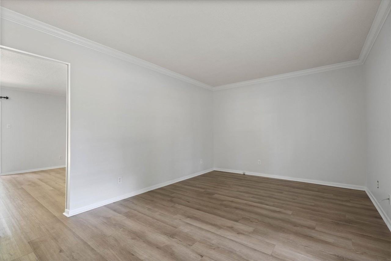 2554 Dixie Ln - Photo 2 of 20