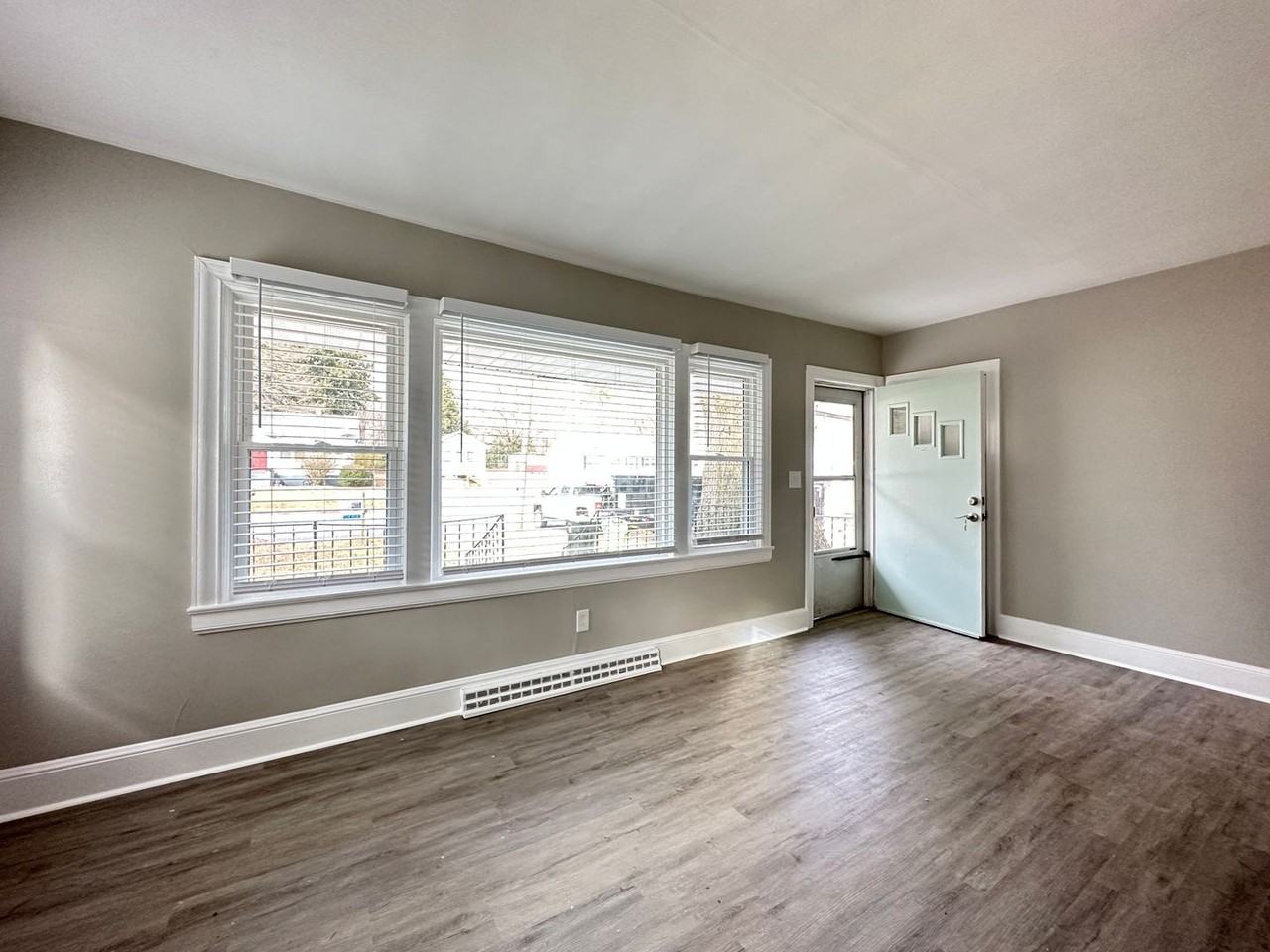 512 Pleasant St - Photo 3 of 13