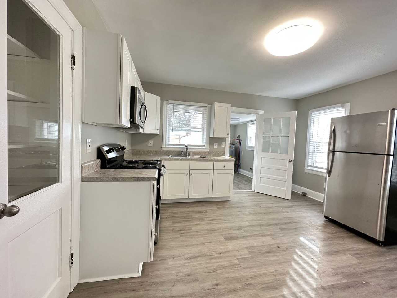 512 Pleasant St - Photo 6 of 13