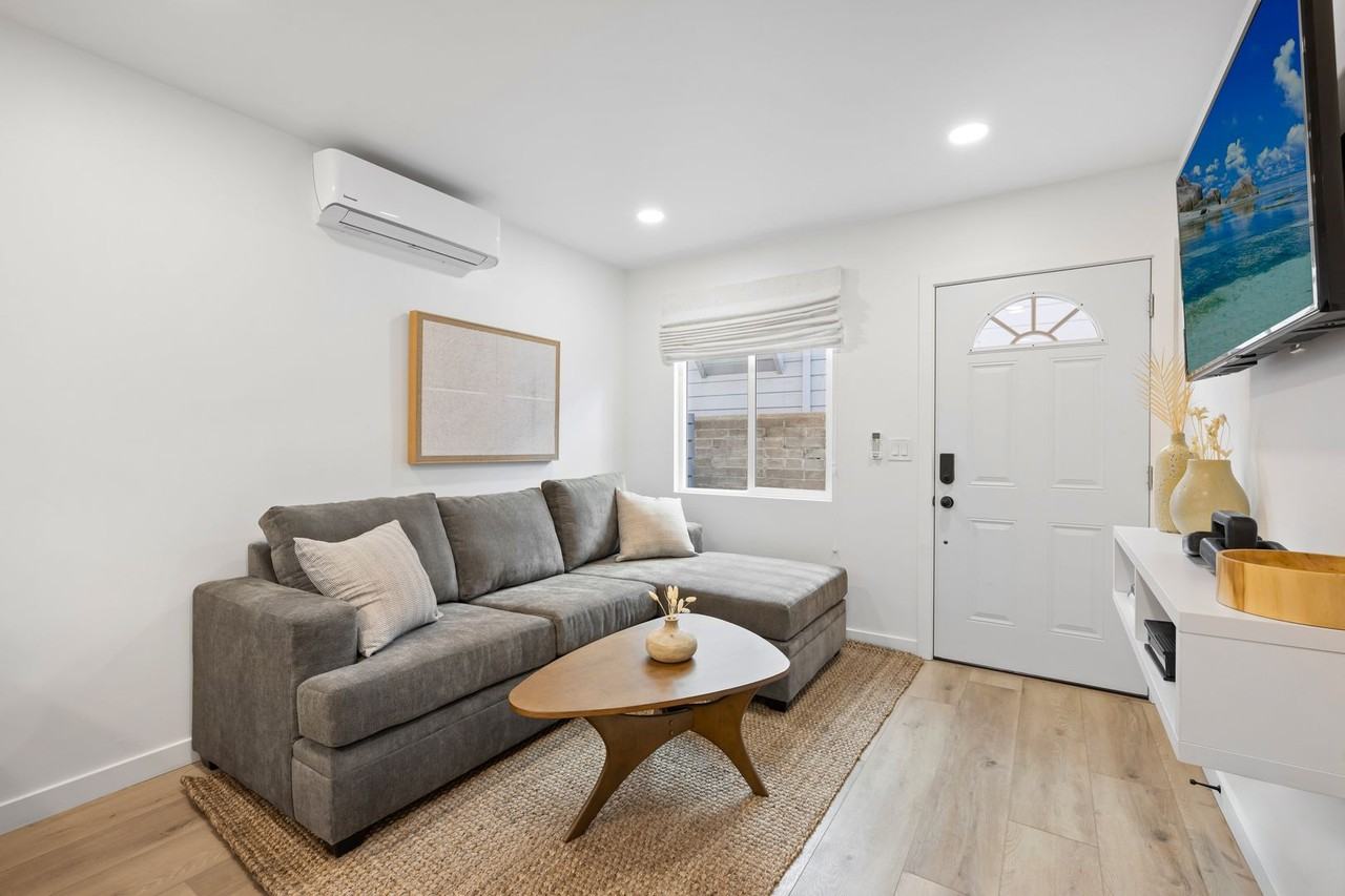 834 Island Ct - Photo 3 of 15