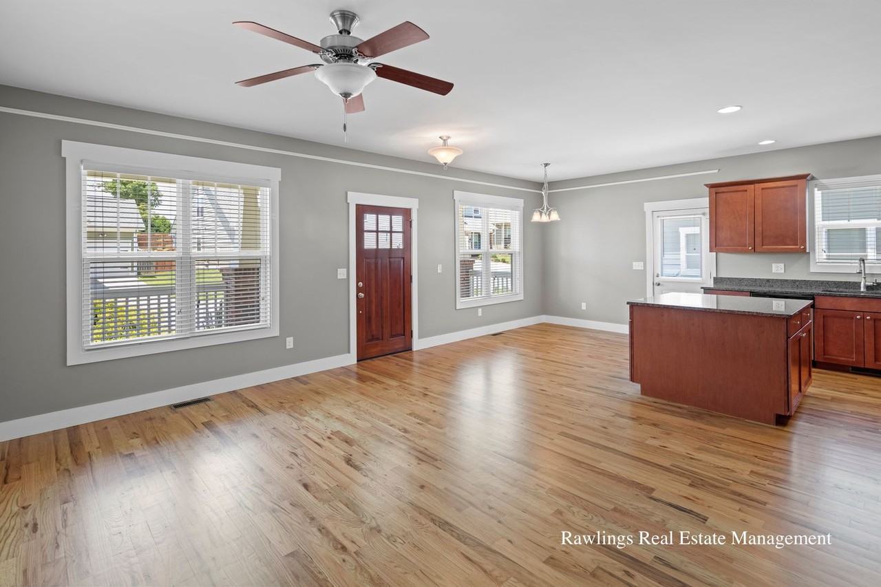 10 Hyde Park Pl - Photo 3 of 20