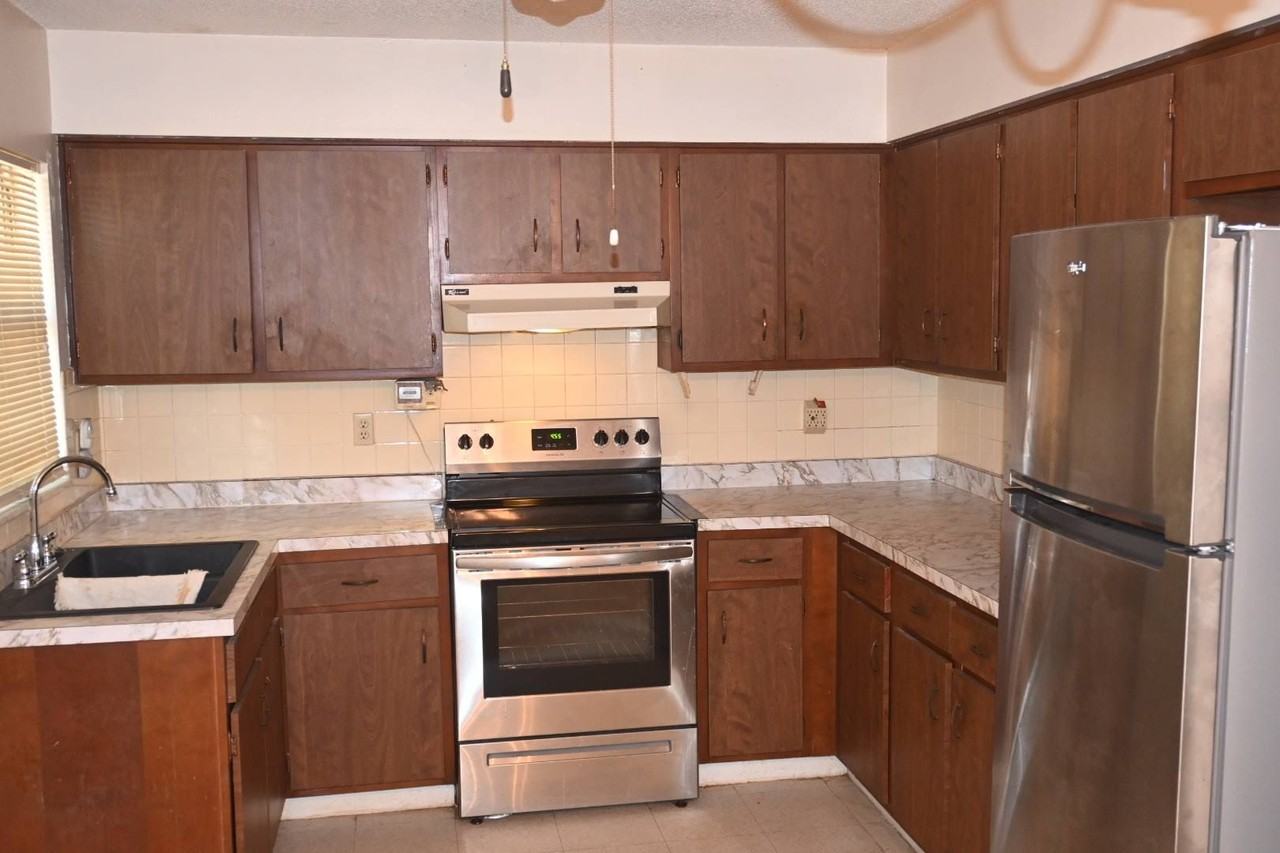 Oak Street 1113 - Photo 3 of 18