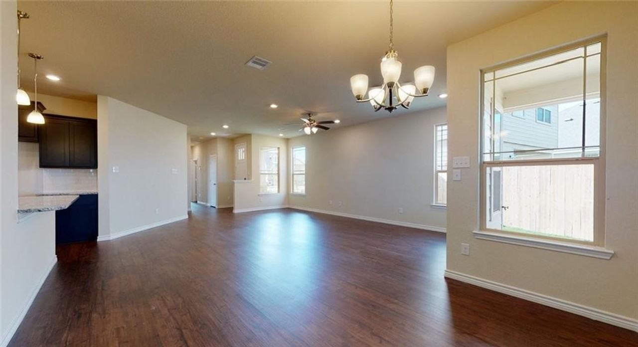 805 Mineral Wells Ln - Photo 3 of 17