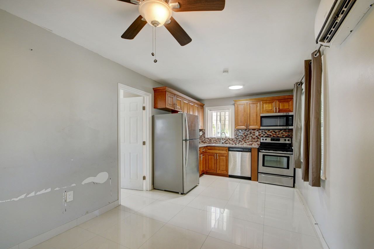 325 N L St - Photo 2 of 11