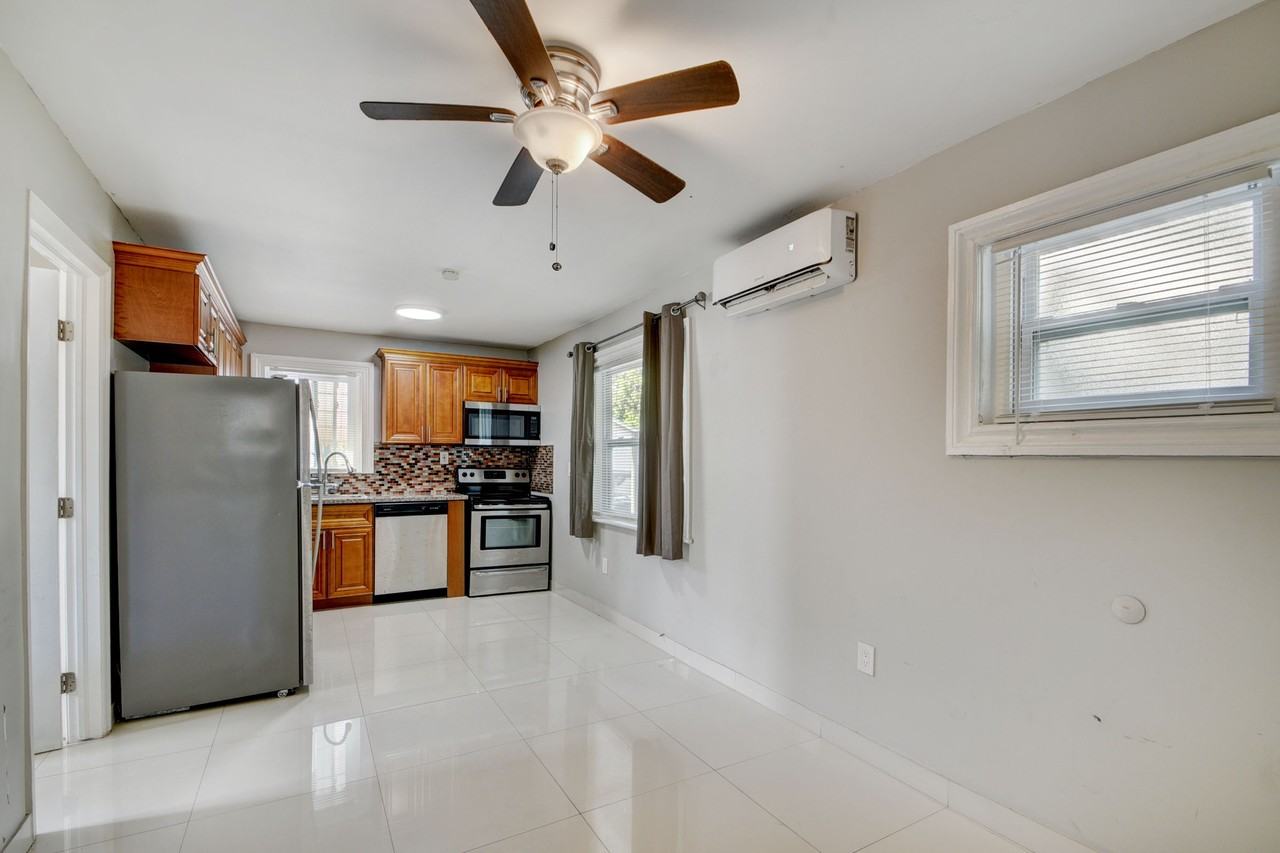 325 N L St - Photo 3 of 11