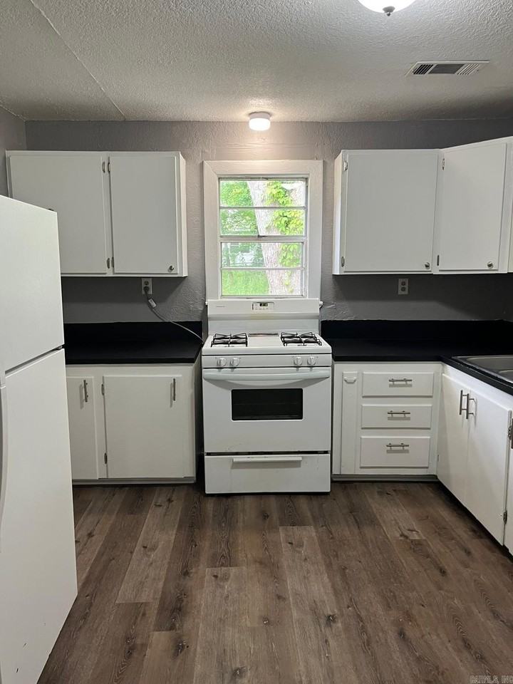 223 W Highland Ave - Photo 4 of 12