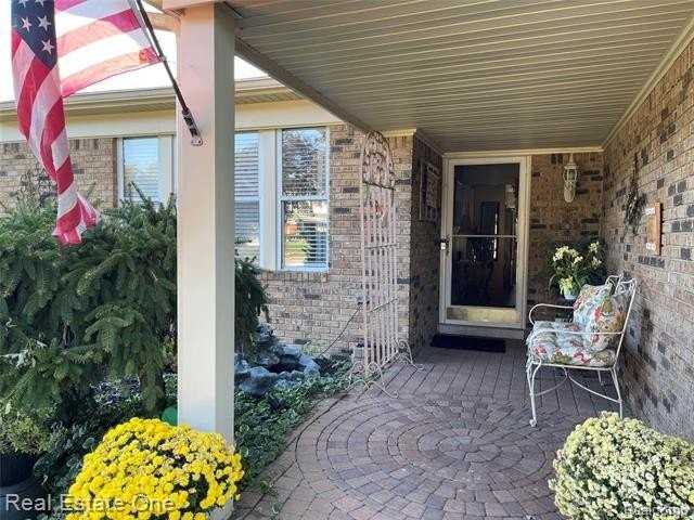 5255 Folkstone Dr - Photo 3 of 24