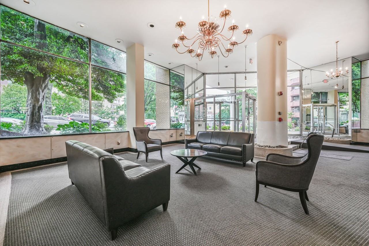 Connecticut House Apartments - Photo 3 of 19