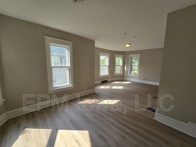 422 Baltimore St - Photo 4 of 30