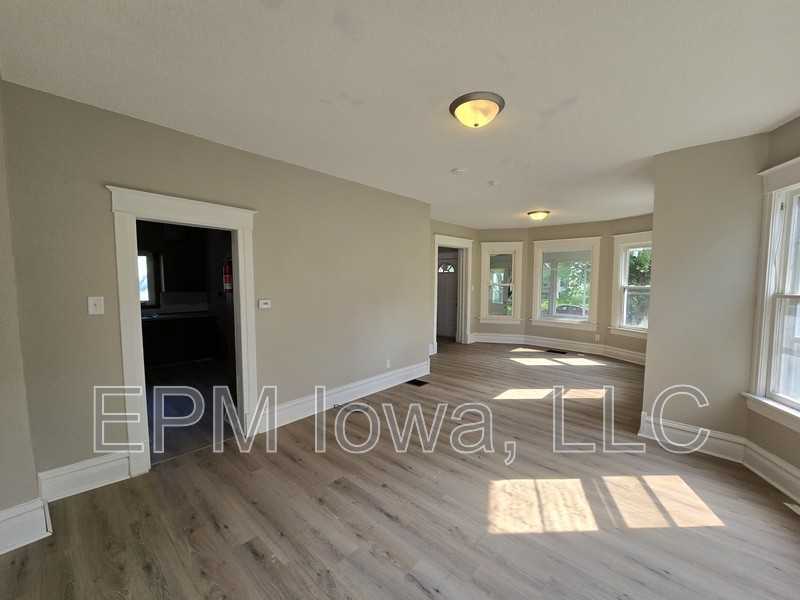 422 Baltimore St - Photo 6 of 30