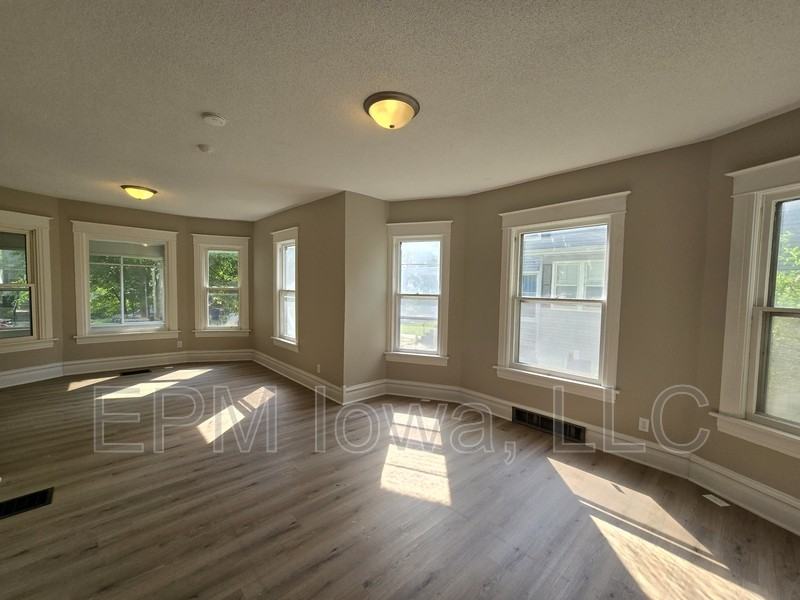 422 Baltimore St - Photo 7 of 30