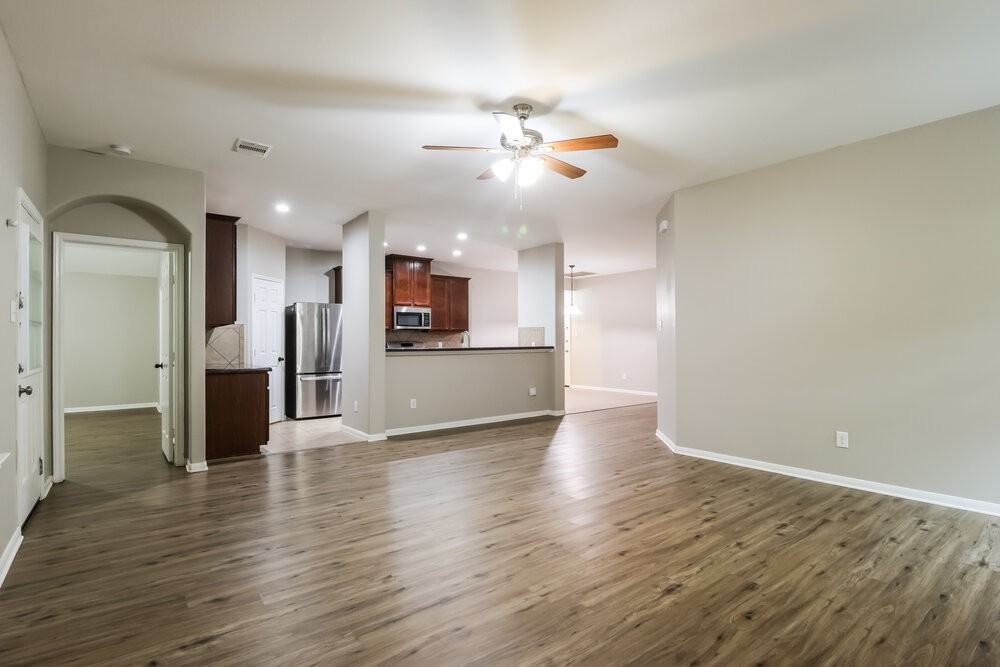 2815 Lexington Park Dr - Photo 3 of 16