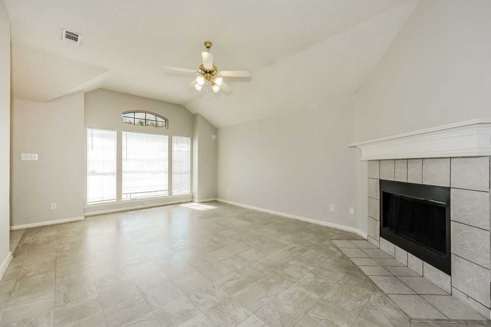5017 Eastcreek Dr - Photo 3 of 16