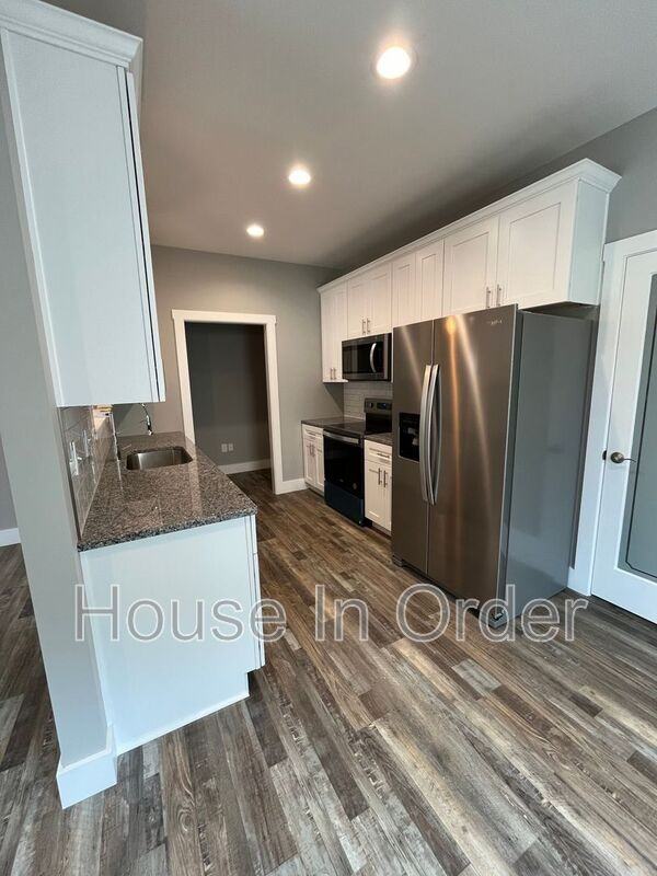 111 Stone Dr #102 - Photo 4 of 12