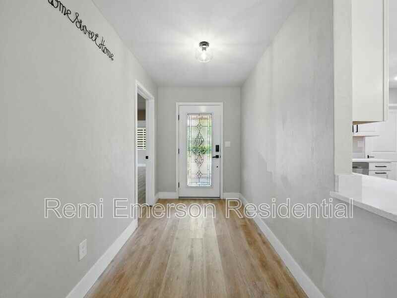 914 Houston St - Photo 4 of 48