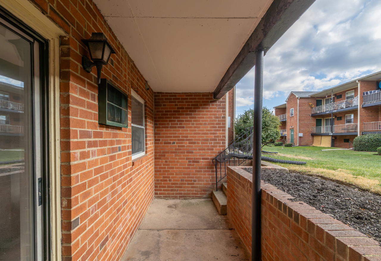 Colonial Point Apartments - Photo 5 of 49