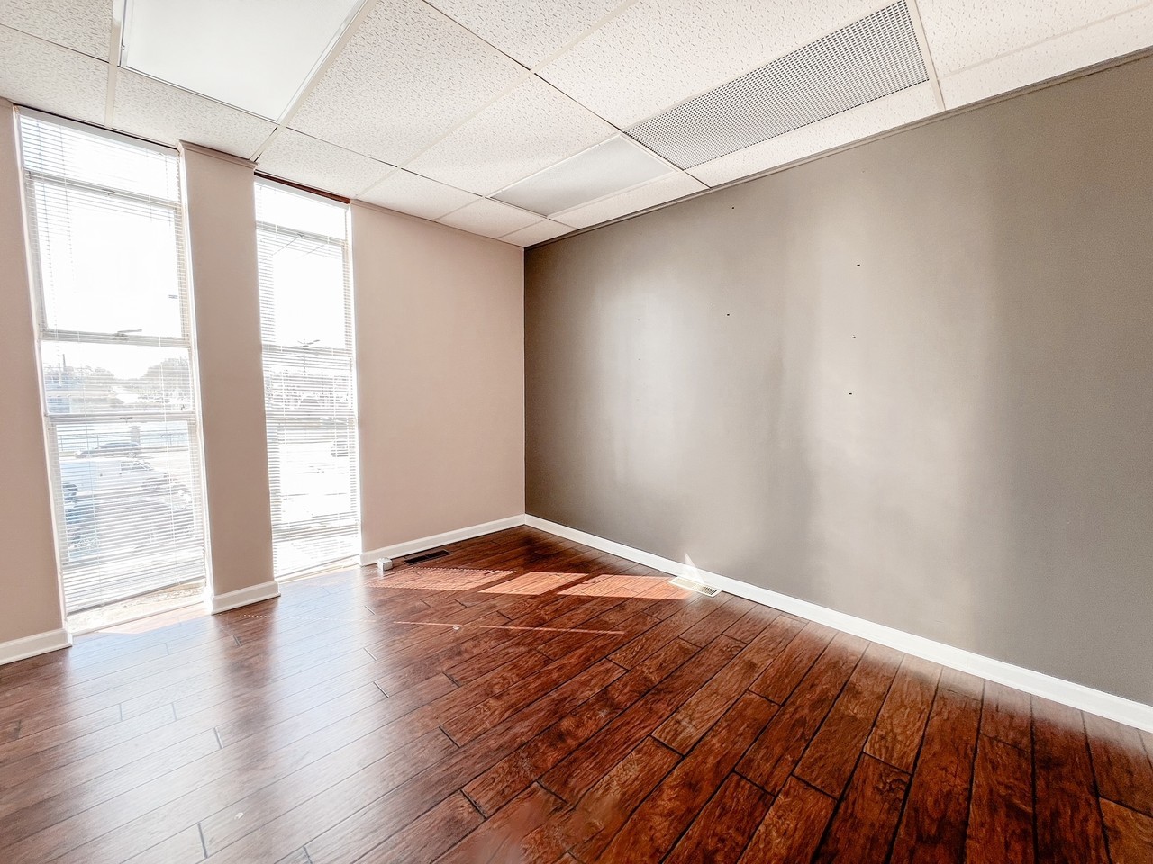 555 South Schuyler Ave - Photo 3 of 50