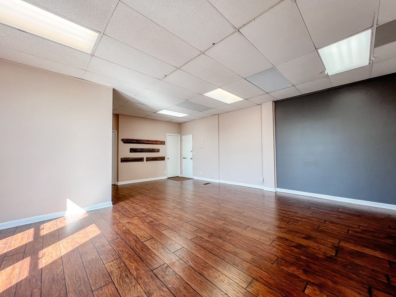 555 South Schuyler Ave - Photo 4 of 50