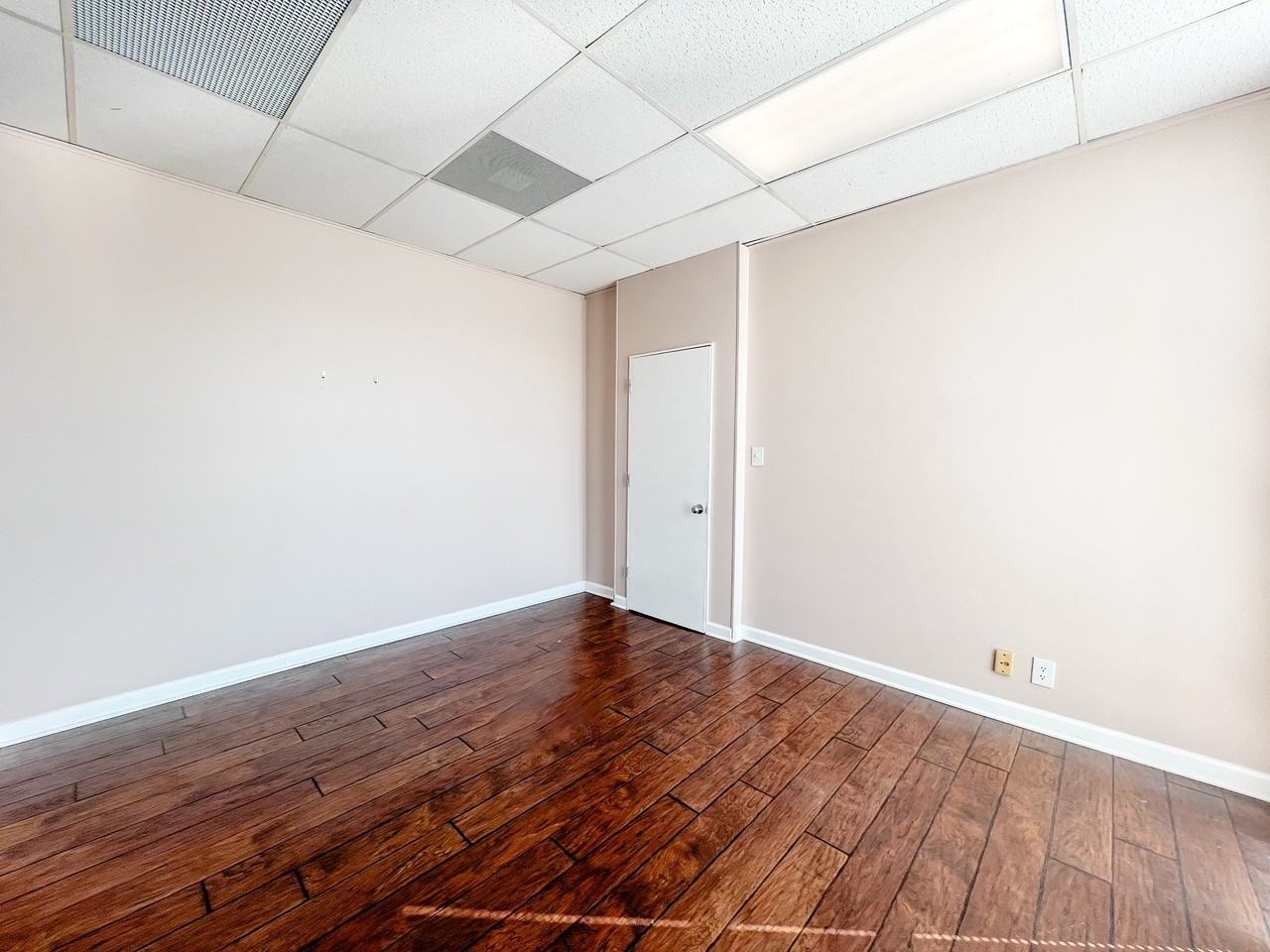 555 South Schuyler Ave - Photo 7 of 50