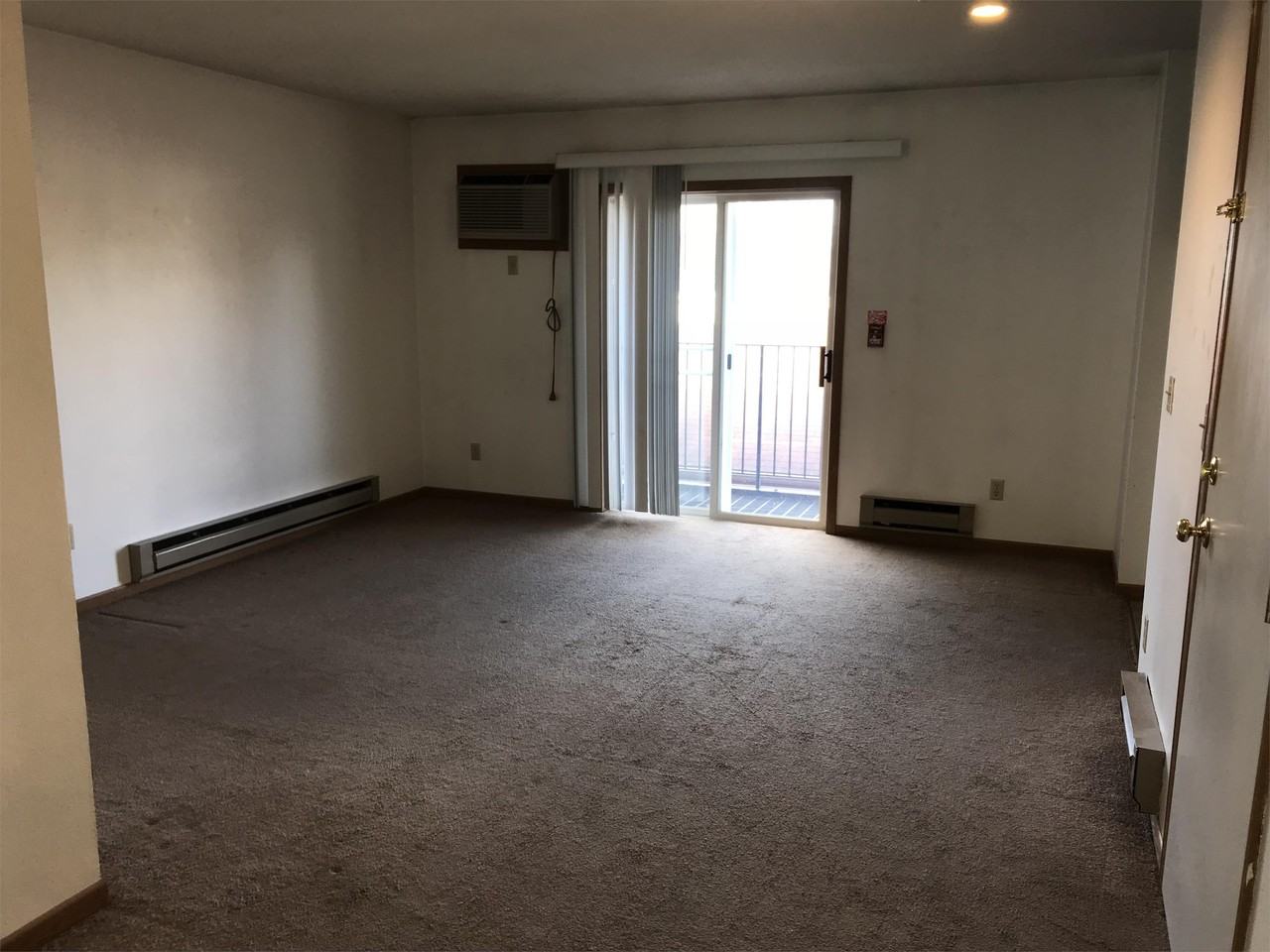 912 S 6th St - Photo 4 of 10