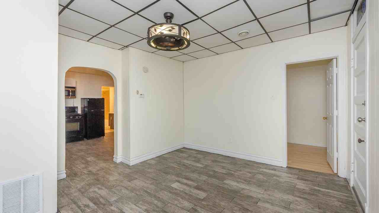 2302 West 19th Street - Photo 2 of 10