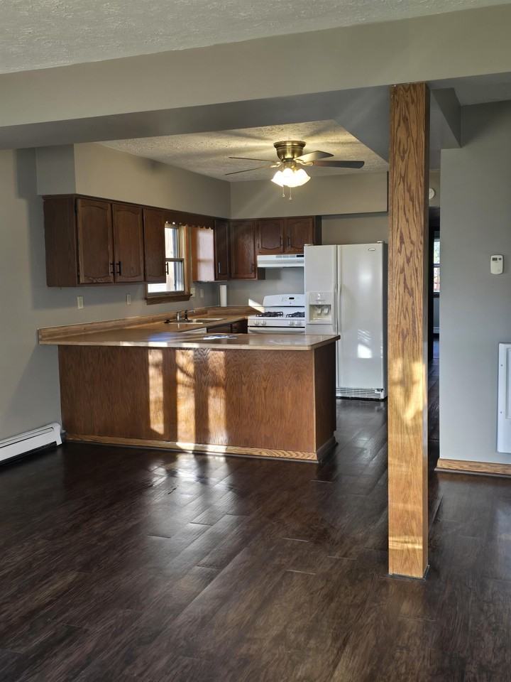 726 West 2nd Street - Photo 3 of 28