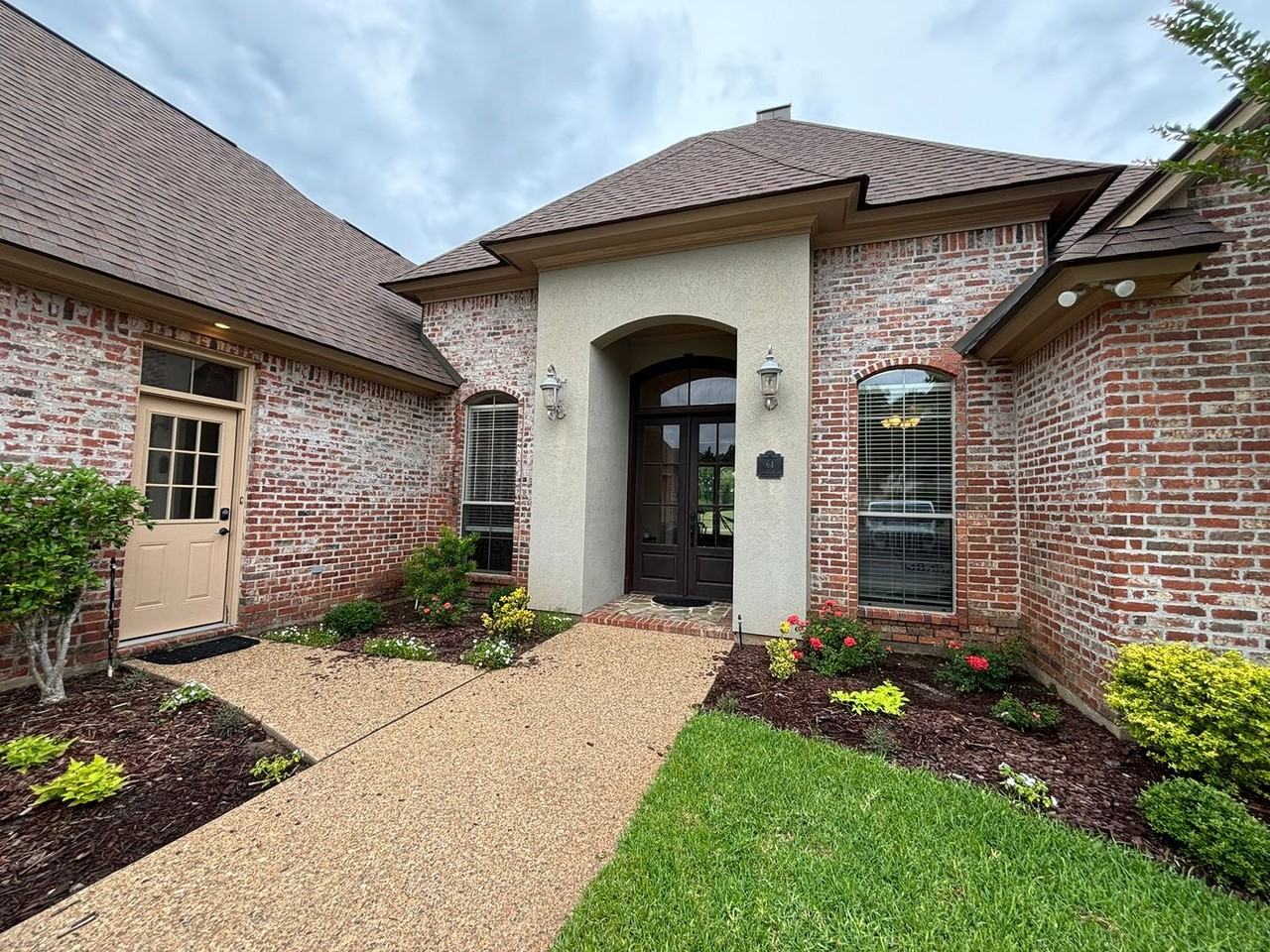 64 Turnbury Dr - Photo 2 of 35