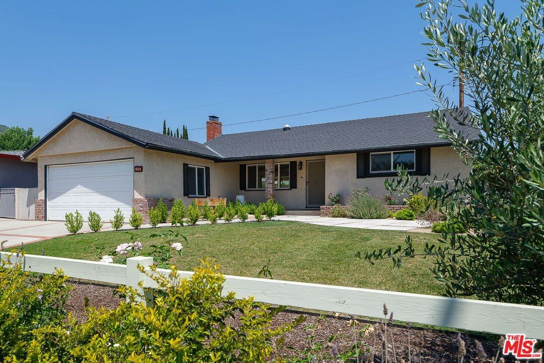 826 Crestfield Dr - Photo 2 of 22