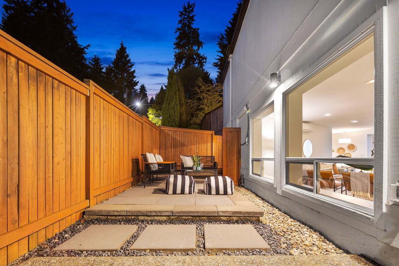 9817 SE Shoreland Dr, Bellevue, WA 98004 - Photo 2 of 17