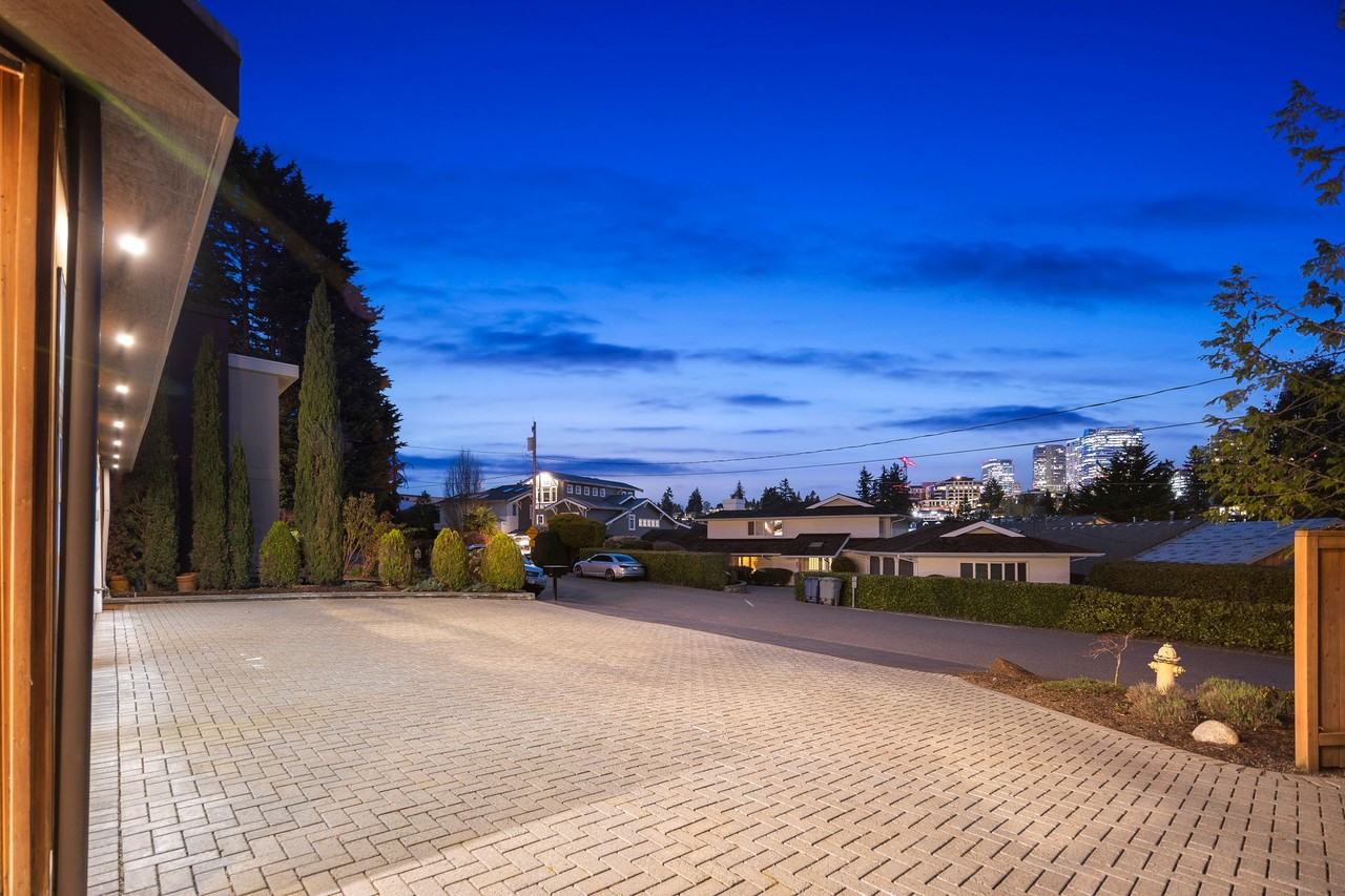 9817 SE Shoreland Dr, Bellevue, WA 98004 - Photo 3 of 17