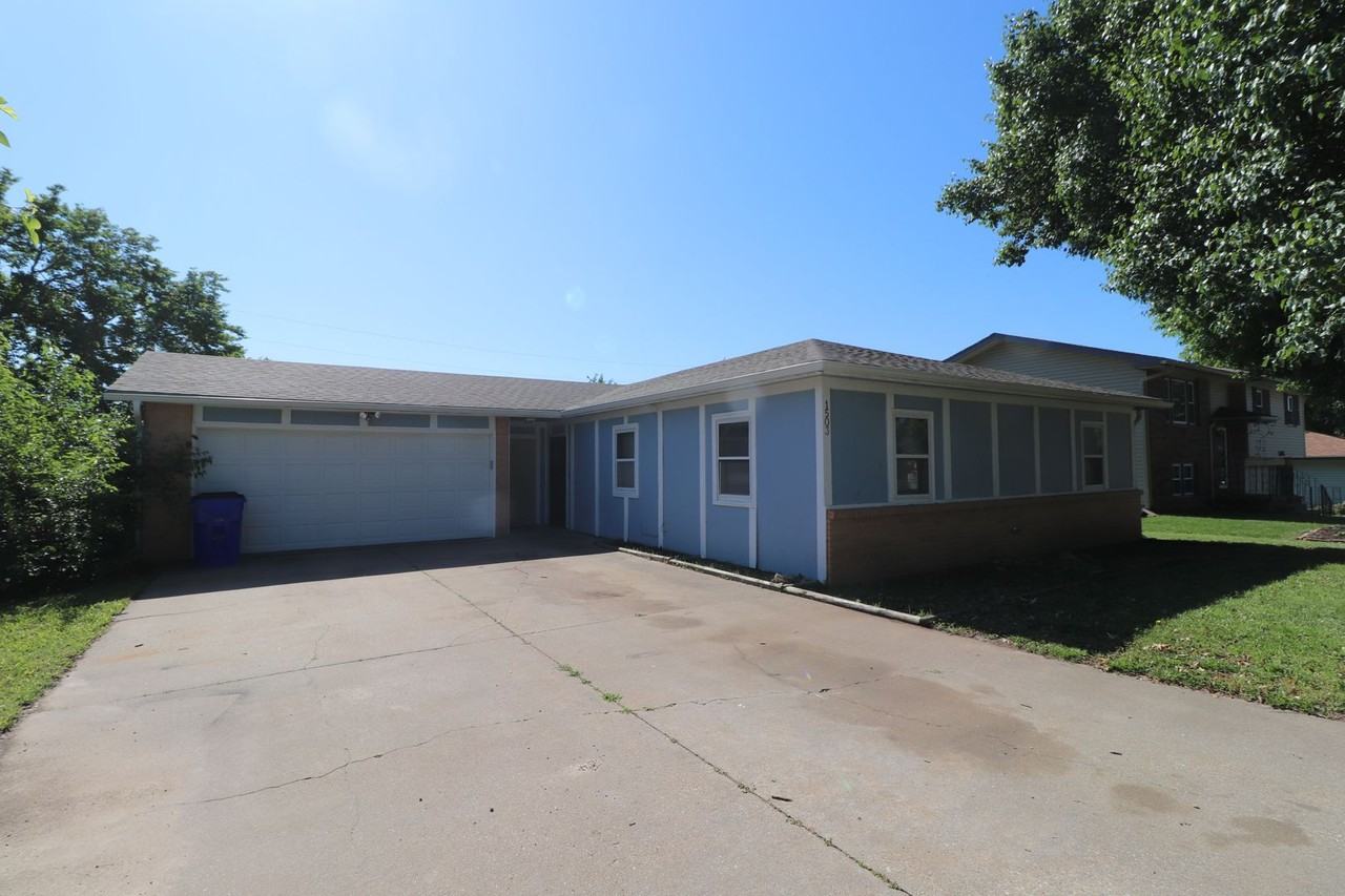 1503 Shamrock St - Photo 2 of 24