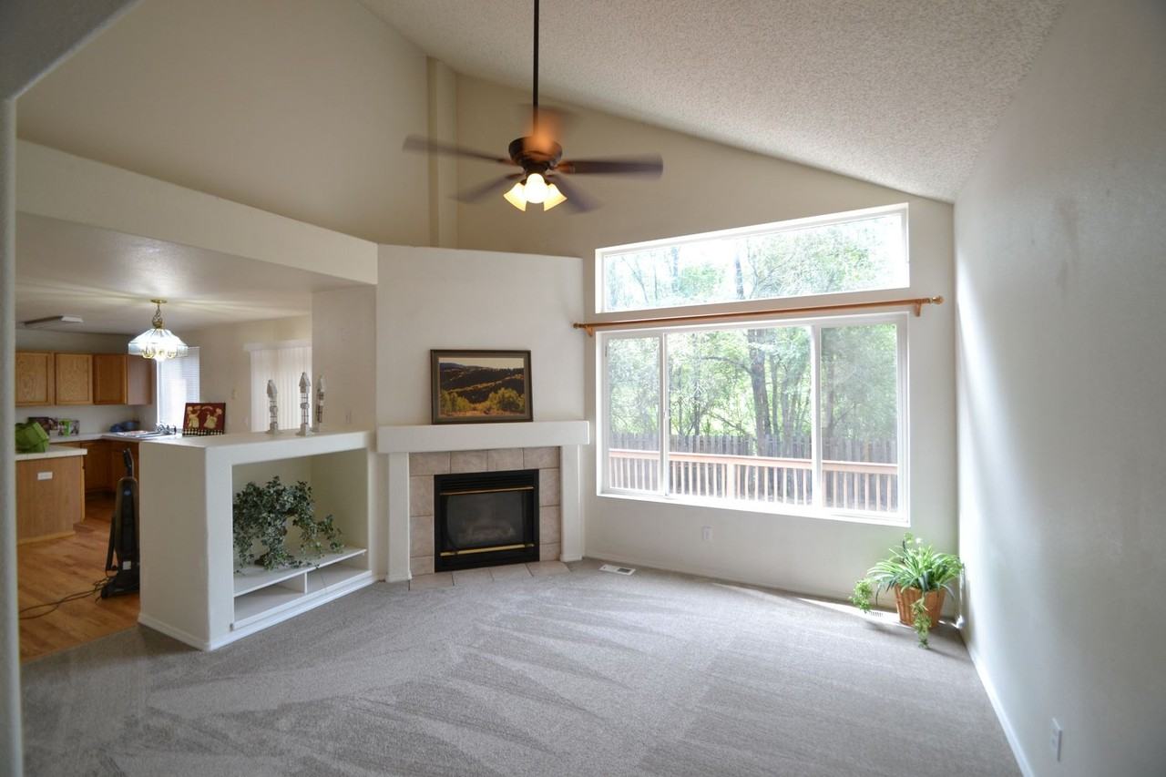 815 Riverview Ln - Photo 4 of 27