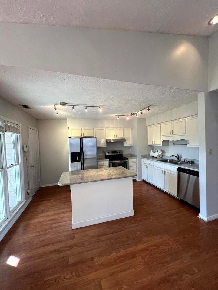 5708 Icarus Cir - Photo 3 of 21