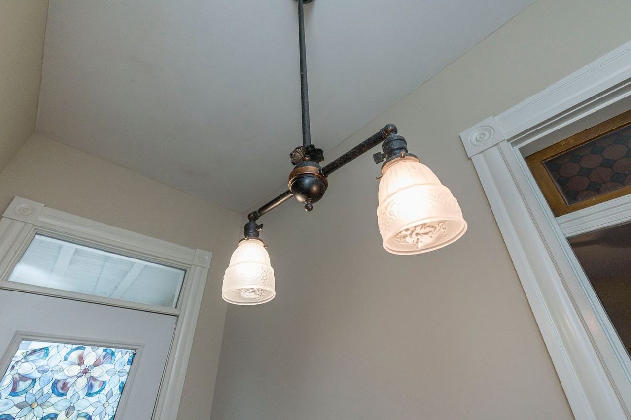 1619 Ellwood Ave - Photo 4 of 33