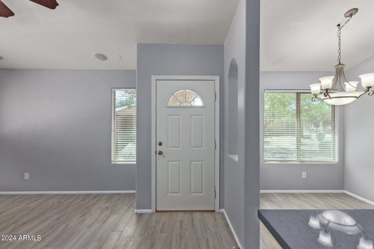 983 E Palomino Way - Photo 4 of 48